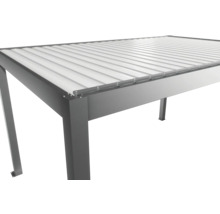 Detailansicht einer Aluminium Terrassenüberdachung mit Lamellen