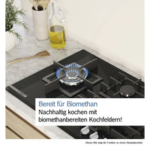 Schwarzes Gaskochfeld von Bosch auf einer Küchentheke mit brennender Flamme