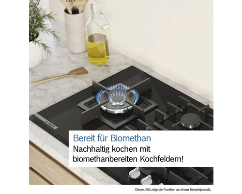 Schwarzes Gaskochfeld von Bosch auf einer Küchentheke mit brennender Flamme