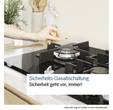 Person zündet Gaskochfeld mit Streichholz an