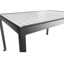 Detailansicht einer grauen Terrassenüberdachung mit Lamellendach.