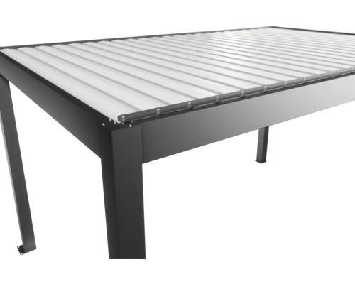 Detailansicht einer grauen Terrassenüberdachung mit Lamellendach.