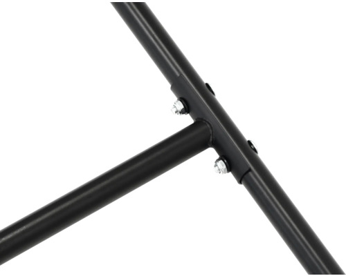 Gros plan sur un cadre métallique fixé par des vis.