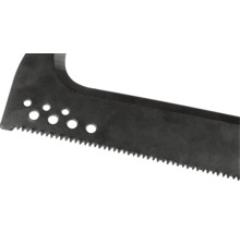 Nahaufnahme eines Metallsägeblatts mit gezackter Kante und mehreren Löchern.