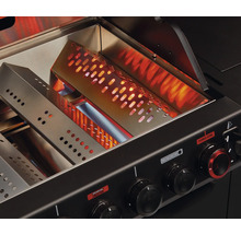 Vue intérieure d'un gril à gaz avec brûleur et commandes