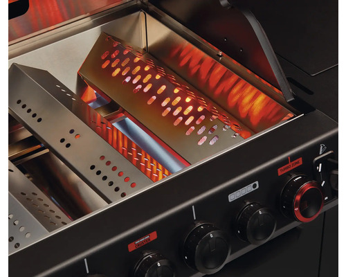 Vue intérieure d'un gril à gaz avec brûleur et commandes