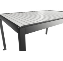 Detailansicht einer Terrassenüberdachung mit Lamellendach