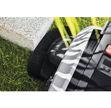 Vue détaillée d'un robot tondeuse avec fonction de coupe-bordures, une brosse, un écran et un panneau de commande