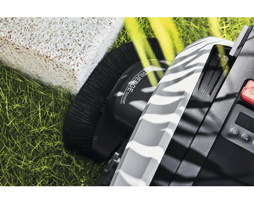 Vue détaillée d'un robot tondeuse avec fonction de coupe-bordures, une brosse, un écran et un panneau de commande