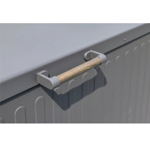 Detailansicht einer grauen Aufbewahrungsbox mit Holzgriff