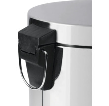 Vue détaillée du couvercle et du mécanisme d'une poubelle à pédale en métal