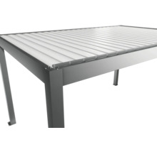 Vue détaillée d'un toit de terrasse en aluminium avec des lamelles