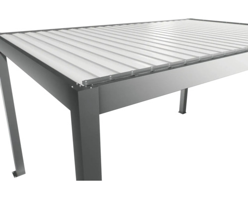 Vue détaillée d'un toit de terrasse en aluminium avec des lamelles