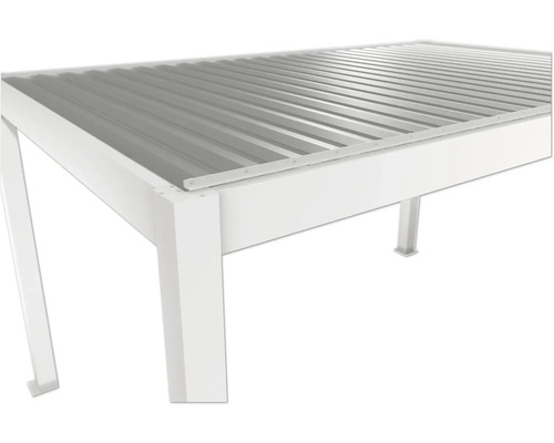 Vue détaillée d'un toit de terrasse blanc avec toit à lamelles