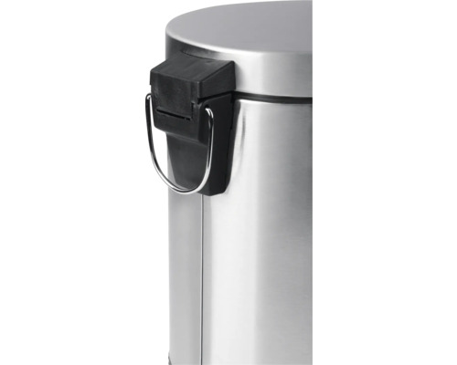 Detailansicht eines silberfarbenen Treteimers mit schwarzem Verschluss