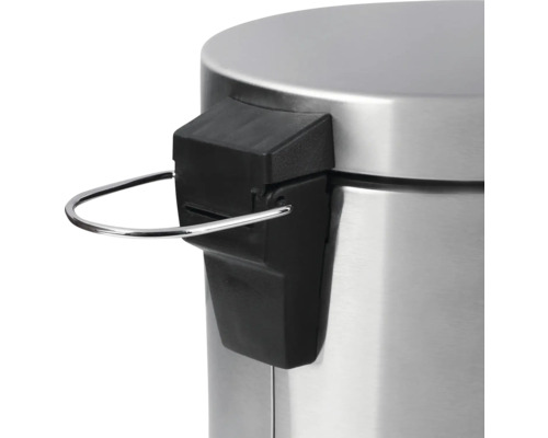 Detailansicht eines Treteimer-Deckels mit Pedalmechanismus aus Metall.