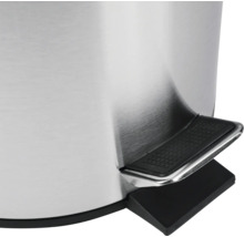 Detailansicht eines Edelstahl-Tretabfallbehälters mit Fusspedal