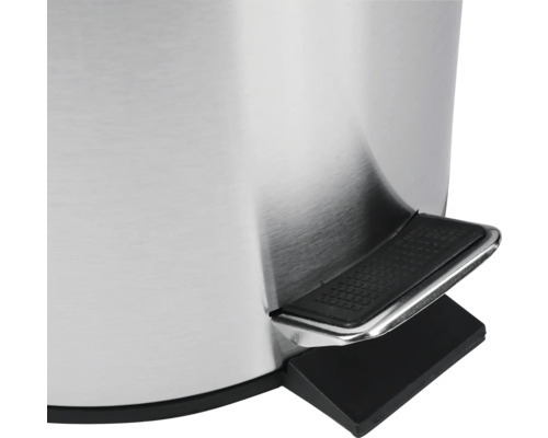 Detailansicht eines Edelstahl-Tretabfallbehälters mit Fusspedal