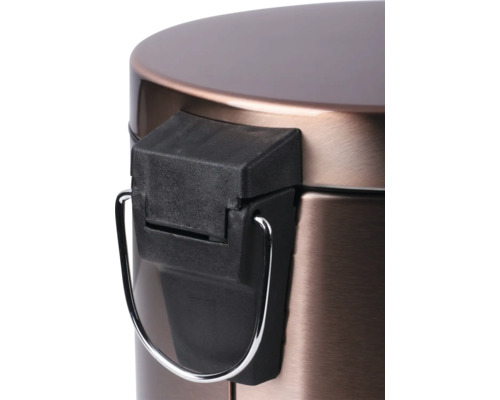 Gros plan d'une poubelle à pédale en métal.