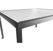 Detailansicht einer grauen Terrassenüberdachung mit Lamellendach.
