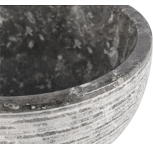 Nahaufnahme einer grauen Pflanzschale aus Stein mit gerillter Oberfläche.