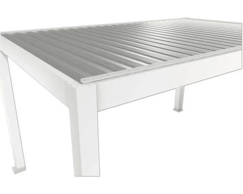 Detailansicht eines weißen Pavillons mit Metalldach