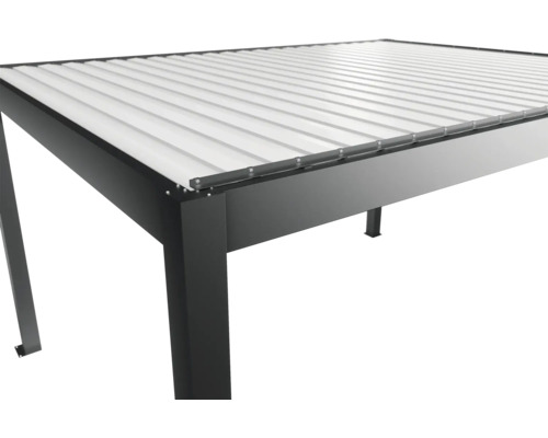 Detailansicht einer schwarzen Terrassenüberdachung mit Lamellendach