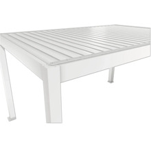 Gros plan d'un toit de terrasse blanc avec des lamelles