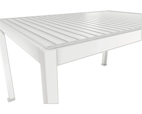 Gros plan d'un toit de terrasse blanc avec des lamelles