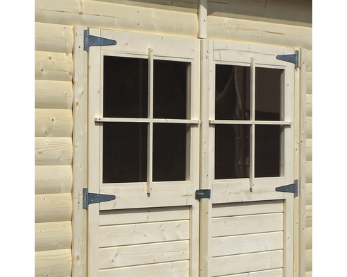 Gros plan d'une cabane de jardin en bois avec double porte et fenêtres