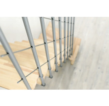 Detailansicht einer Holztreppe mit Metallgeländer