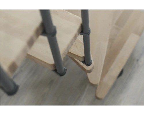 Detailansicht einer Holztreppe mit Metallgeländer