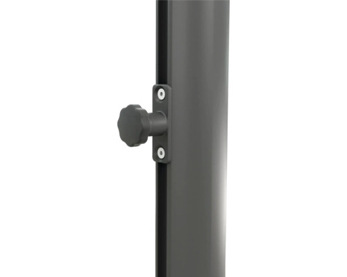 Detailaufnahme eines Sonnenschirmständers mit Feststellschraube