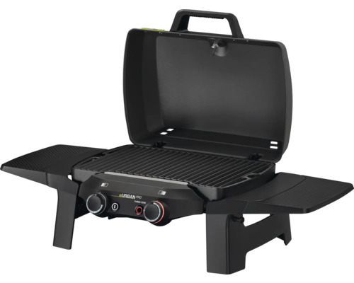 Tragbarer Gasgrill mit zwei Seitenablagen und geöffnetem Deckel.