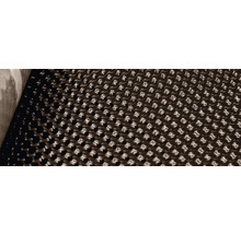 Gros plan d'une surface perforée avec un motif répétitif