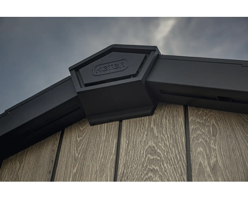 Vue détaillée d'un coin de cabanon de jardin avec le logo Keter.