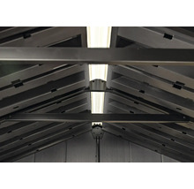 Vue intérieure d'un abri de jardin avec chevrons et éclairage