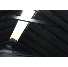 Vue intérieure d'une remise avec lucarne