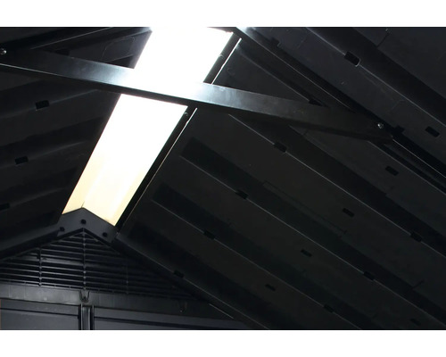 Vue intérieure d'une remise avec lucarne