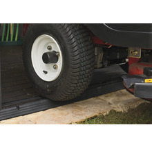 Gros plan d'une tondeuse autoportée sur une rampe