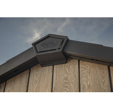Vue détaillée d'une cabane de jardin avec le logo Keter.
