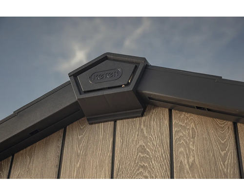 Vue détaillée d'une cabane de jardin avec le logo Keter.