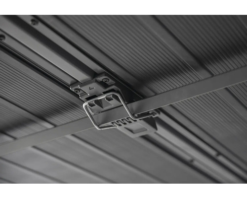 Vue détaillée du toit d'un abri de jardin avec éléments de connexion.