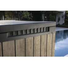 Vue détaillée d'un revêtement de bain à remous avec structure en bois et fentes d'aération