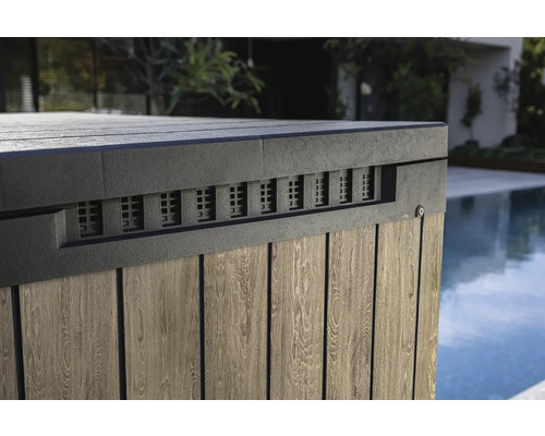 Vue détaillée d'un revêtement de bain à remous avec structure en bois et fentes d'aération