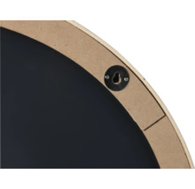 Vue détaillée du dos d'un miroir mural rond avec dispositif de suspension.