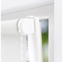 Detailansicht eines weissen Rollos mit Bedienkette am Fenster