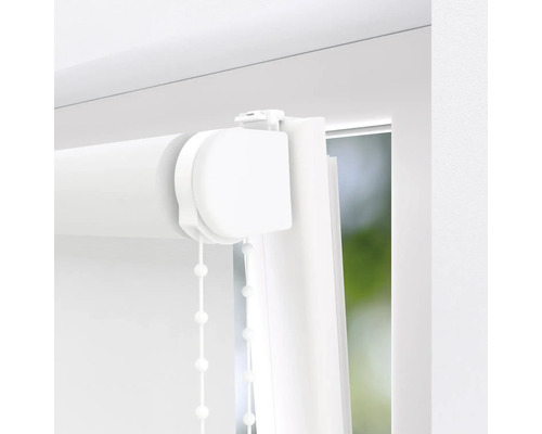 Detailansicht eines weissen Rollos mit Bedienkette am Fenster