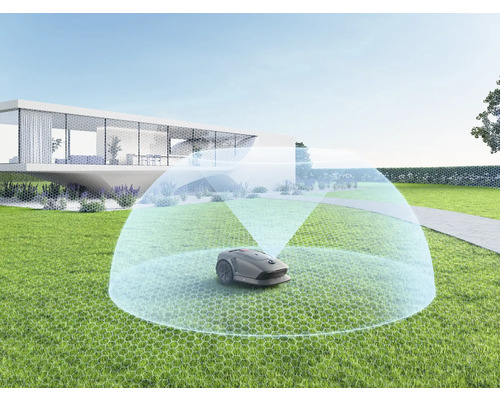 Rasenmähroboter auf Rasenfläche mit modernem Haus im Hintergrund