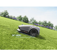 Rasenmähroboter auf einer Rasenfläche mit einer Steigung von 24 Grad.